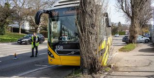 Aus ungeklärter Ursache ist der Bus in der Mahdentalstraße auf die Gegenfahrbahn geraten und dann gegen einen Baum geprallt.