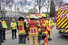 Einsatz am Herdweg in Böblingen: Nachdem mehrere Personen über Atemwegsbeschwerden klagten, wurde das Schulgebäude geräumt.	Bilder: SDMG/Dettenmeyer