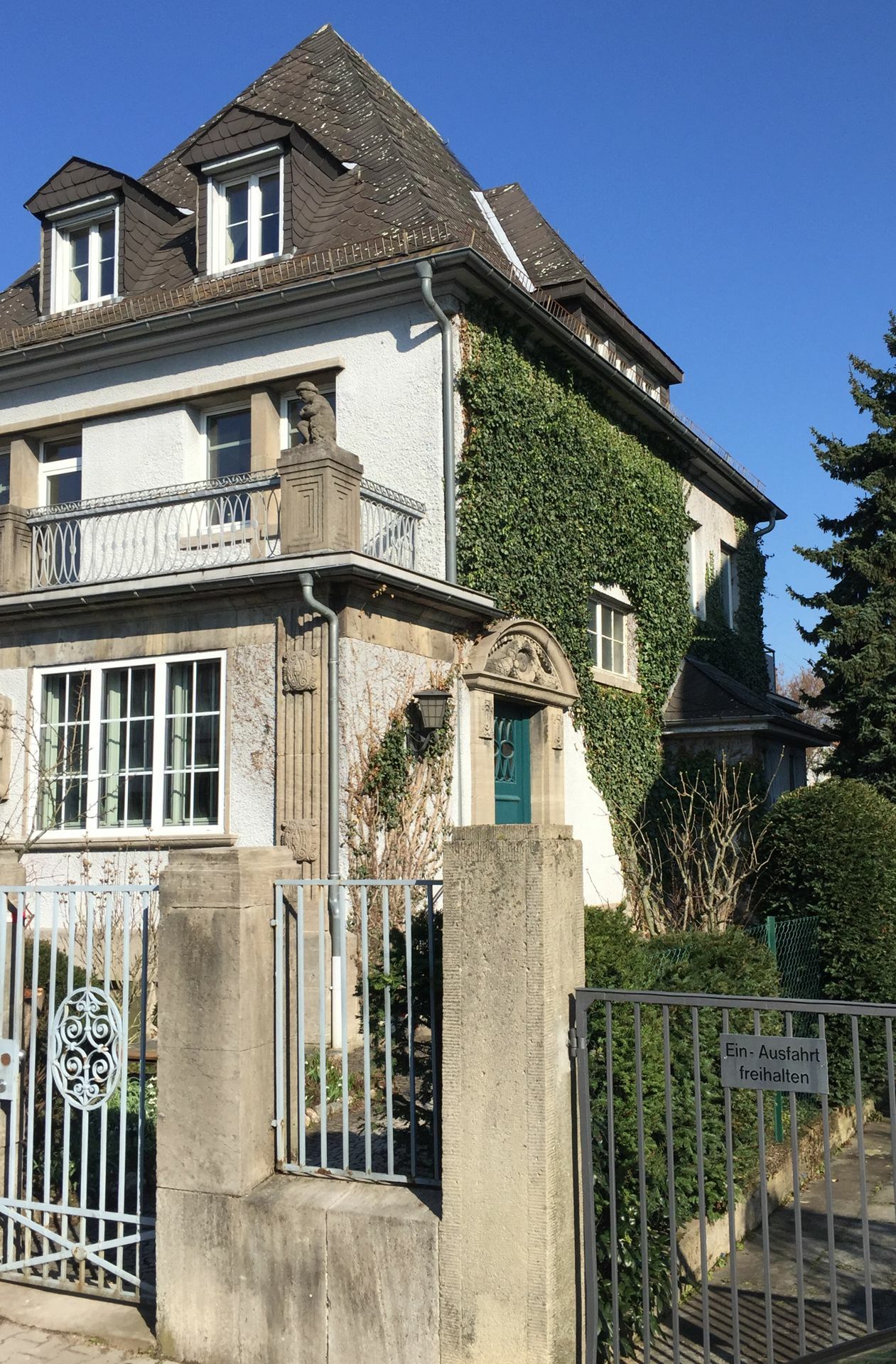 So sah das Haus vor der Sanierung aus. Es wurde  von der Händler- und Bankiersfamilie Hochschild als Hochzeitsgeschenk für die Tochter im Jahr 1912 erbaut.