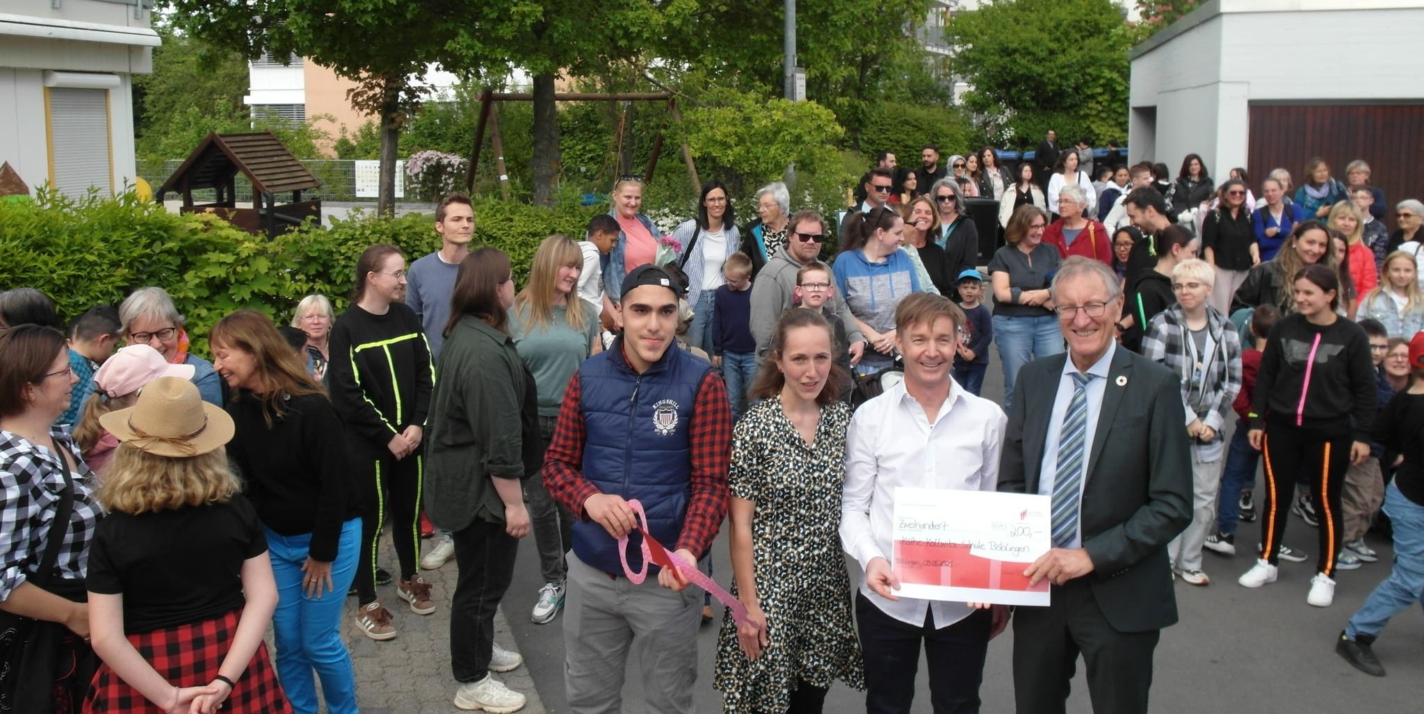 Schülersprecher Ali, Konkrektorin Lena Künstle, Rektor Jens Zarnetzki und Landrat Roland Bernhard eröffnen die „große kleine Stadt“ bei den Jubiläumsfeierlichkeiten zu „60 Jahre Käthe-Kollwitz-Schule Böblingen“