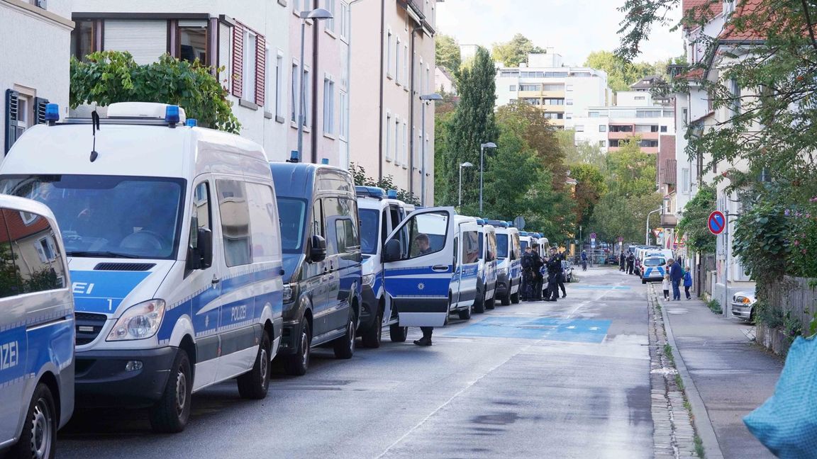 Die Polizeipräsenz vor dem Streitgespräch ist riesig.