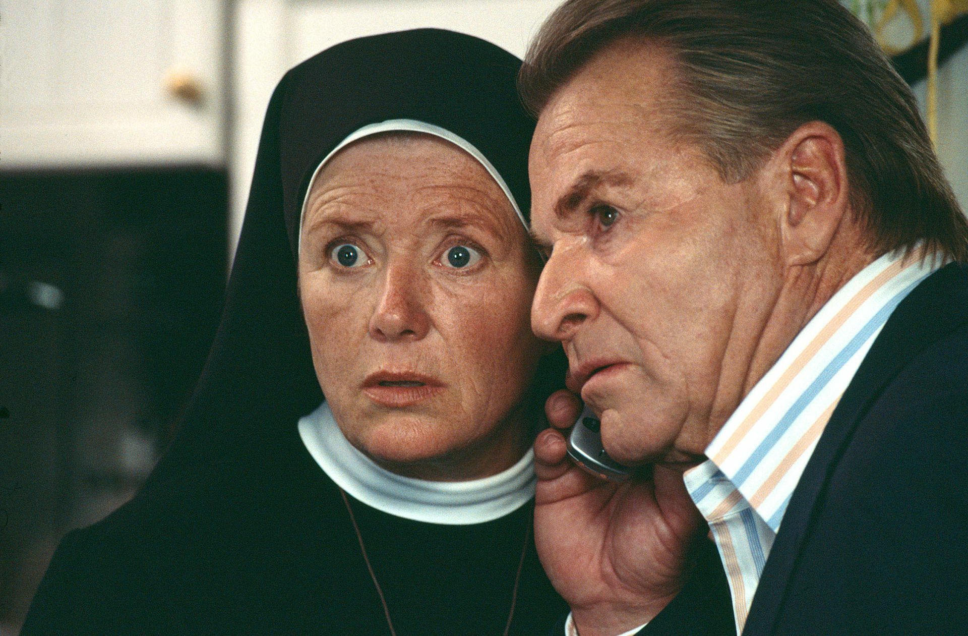 Als „Um Himmels Willen“ 2002 an den Start ging, spielte Jutta Speidel die beherzte Nonne, die sich Bürgermeister Wöller (Fritz Wepper) beherzt in den Weg stellt. Foto: ARD/Barbara Bauriedl