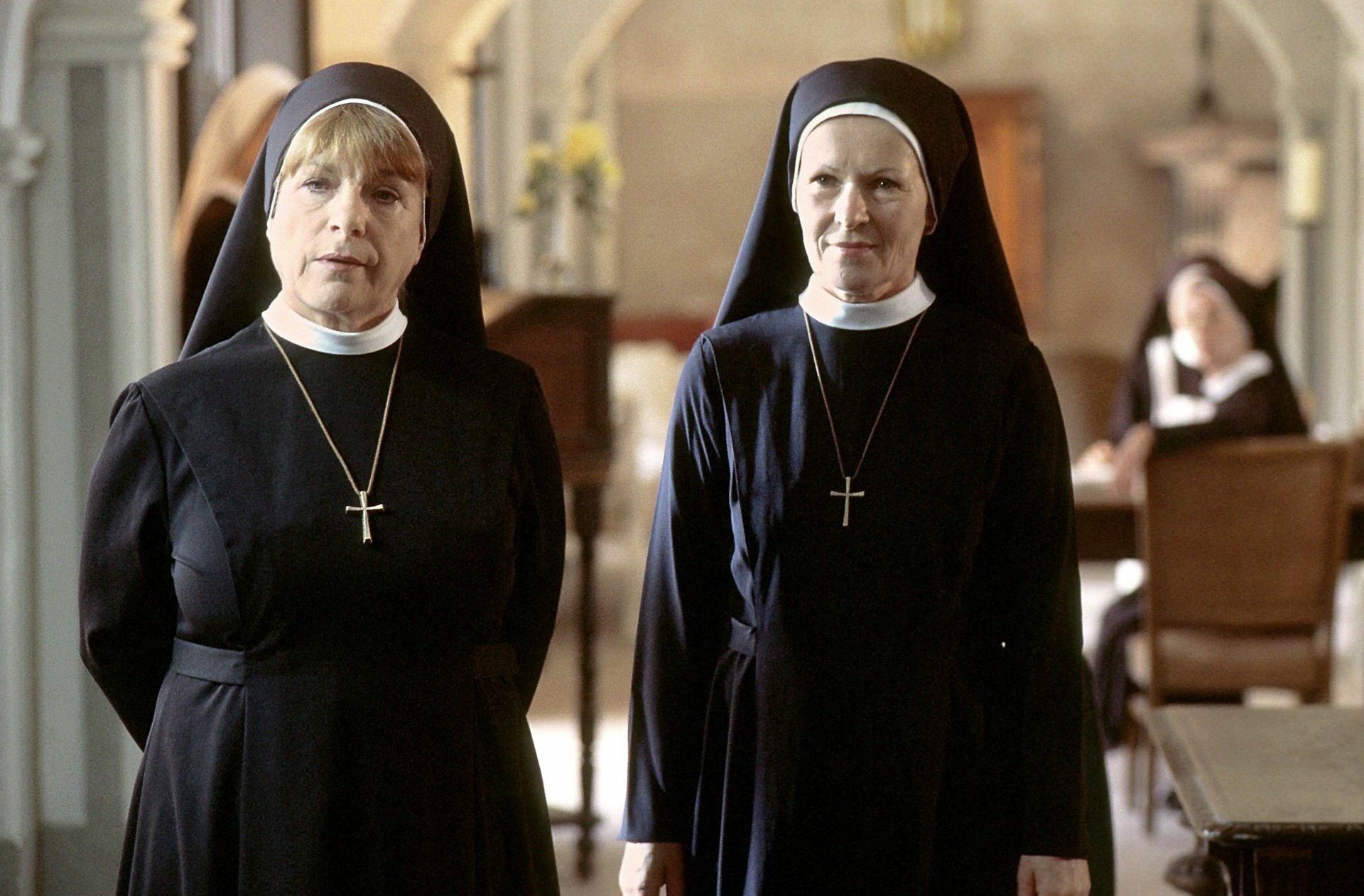 Lange spielte Rosel Zech (rechts) die Mutter Oberin – hier mit Hannelore Hoger. Foto: ARD/Barbara Bauriedl