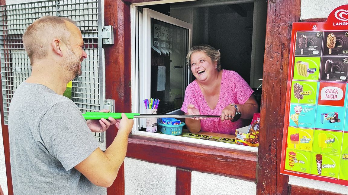 Bälle und Schläger gibt es bei Ramona Schellwies. Bilder: Sattler