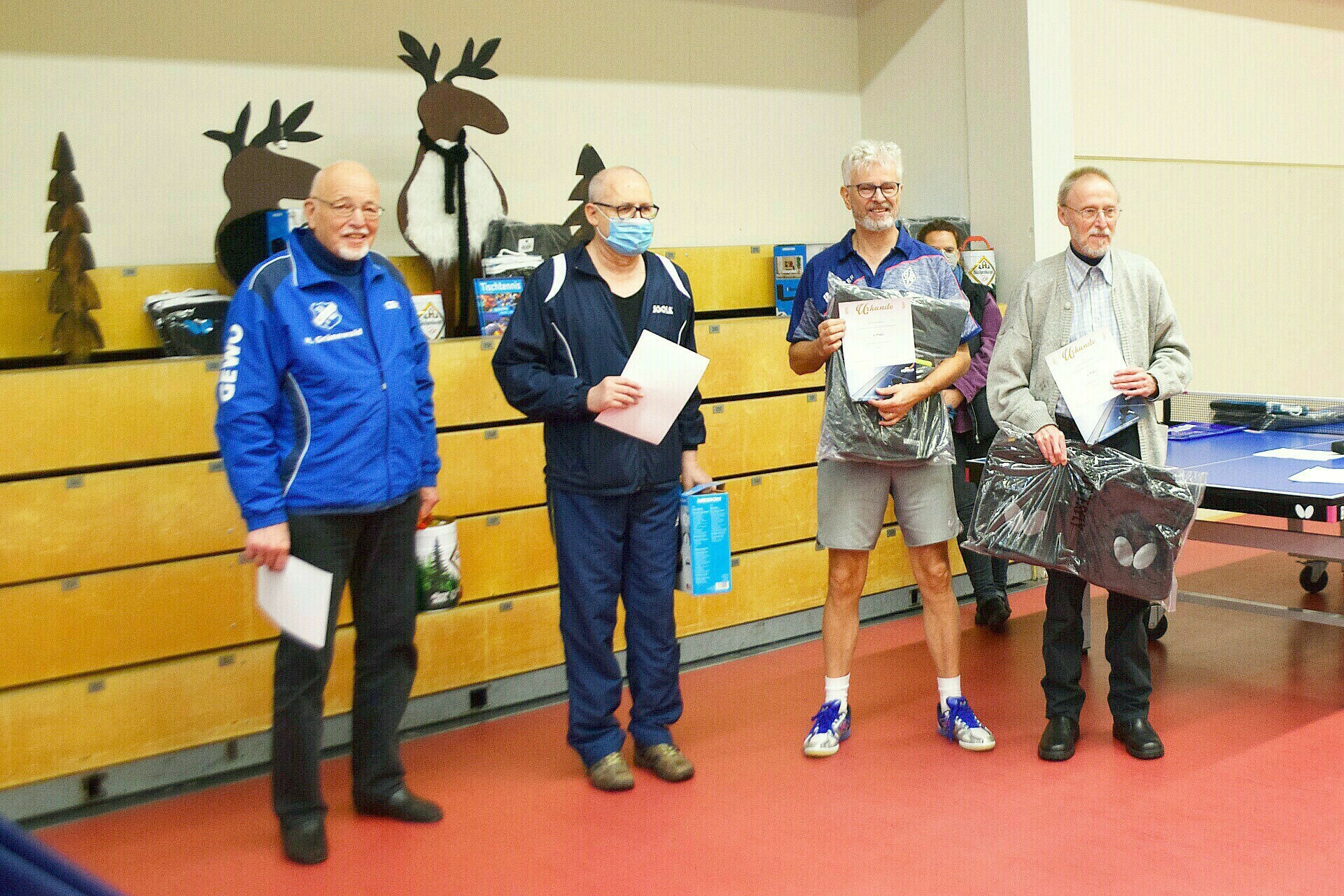 Die Tischtennis-Senioren Horst Grünewald, Bernd Freymeyer, Gerd Arnold und Bernd Schuler (von links) bei der Siegerehrung. Bild: Holzapfel
