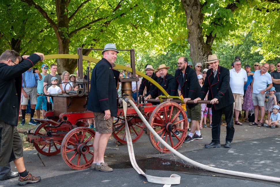 Mit ihrem allerersten Löschfahrzeug, dem Hydrophor aus dem Gründungsjahr 1873, zeigte die Ehninger Feuerwehr, wie kräfteraubend die Löscheinsätze vor 150 Jahren waren.    Bild: Nüßle