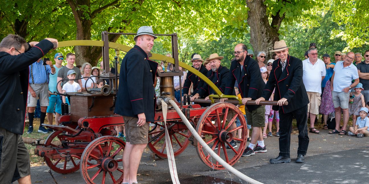 Mit ihrem allerersten Löschfahrzeug, dem Hydrophor aus dem Gründungsjahr 1873, zeigte die Ehninger Feuerwehr, wie kräfteraubend die Löscheinsätze vor 150 Jahren waren.    Bild: Nüßle