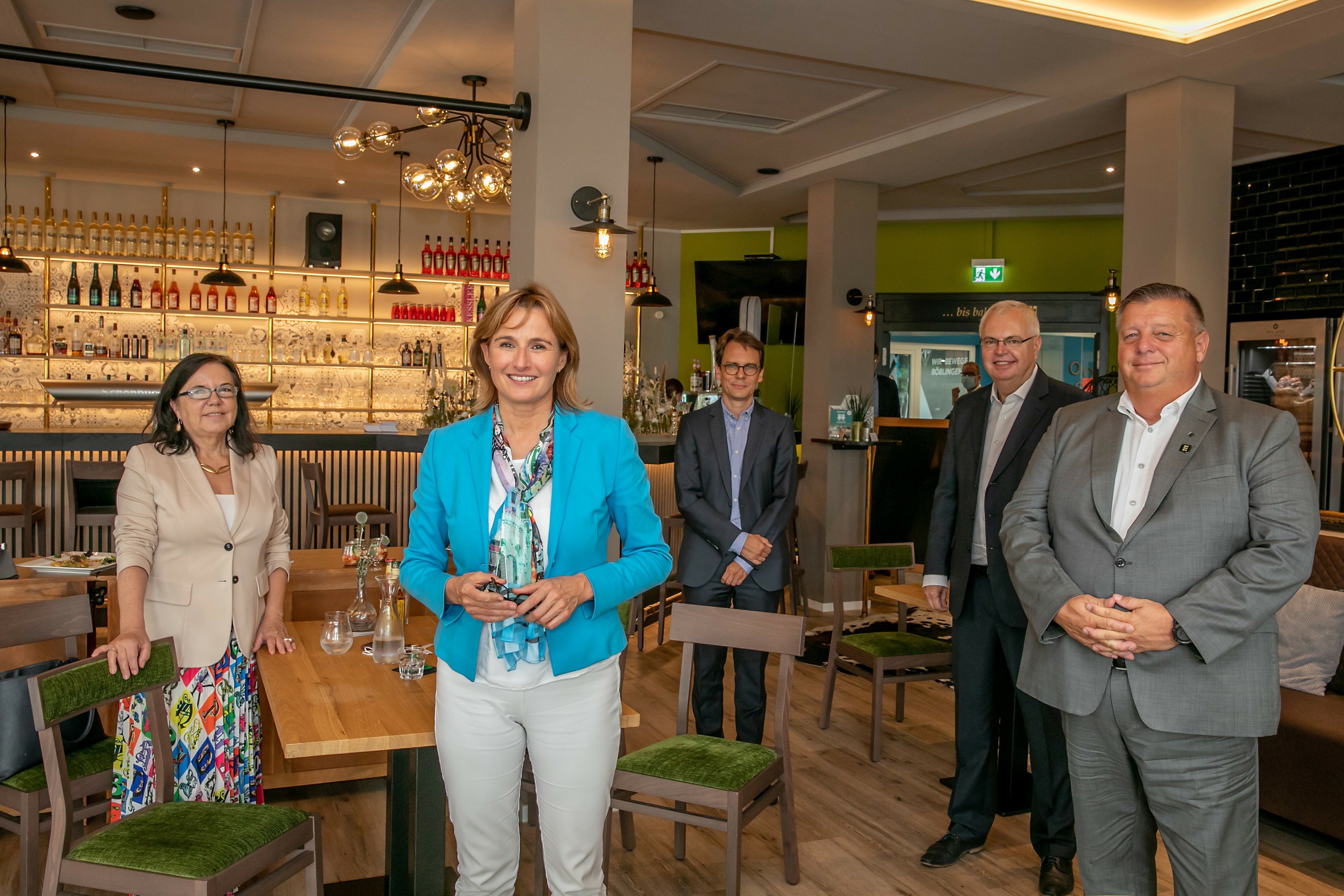 Machen sich für die duale Ausbildung stark (von links): Eva-Maria Rühle, stellvertretende Dehoga-Vorsitzende Baden-Württemberg; Staatsministerin Katrin Schütz; Tilo Ambacher, stellvertretender Geschäftsführer der IHK-Bezirkskammer Böblingen; der baden-württembergische Dehoga-Hauptgeschäftsführer Jürgen Kirchherr und der Böblinger Gastronom Thomas Heiling.  Bild: z