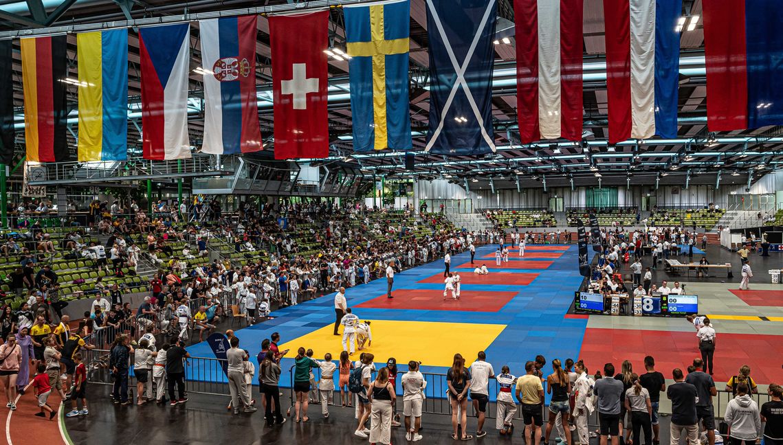 So gut besucht war das Internationale Judoturnier im Glaspalast noch nie: Etwa 1700 auswärtige Kämpferinnen und Kämpfer sowie noch etwa 100 Starter von der VfL-Judoabteilung sorgten für Leben auf den insgesamt neun ausgelegten Wettkampfmatten.      Bild: Vilz