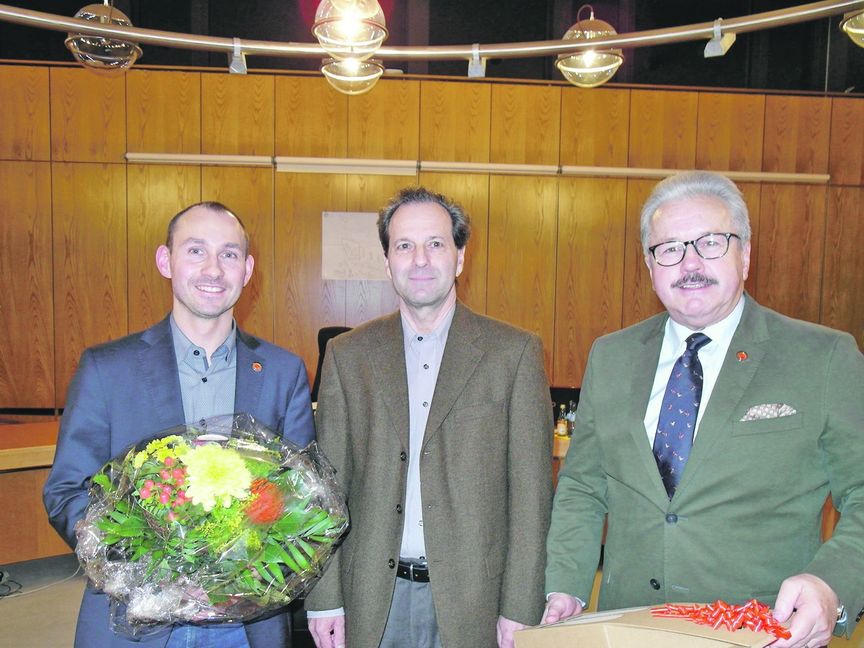 (Von links): Dr. Stefan Belz (Oberbürgermeister), Wolfgang Pfeiffer, Hans-Dieter Schühle (CDU-Fraktionsvorsitzender im Gemeinderat). Bild: Staber