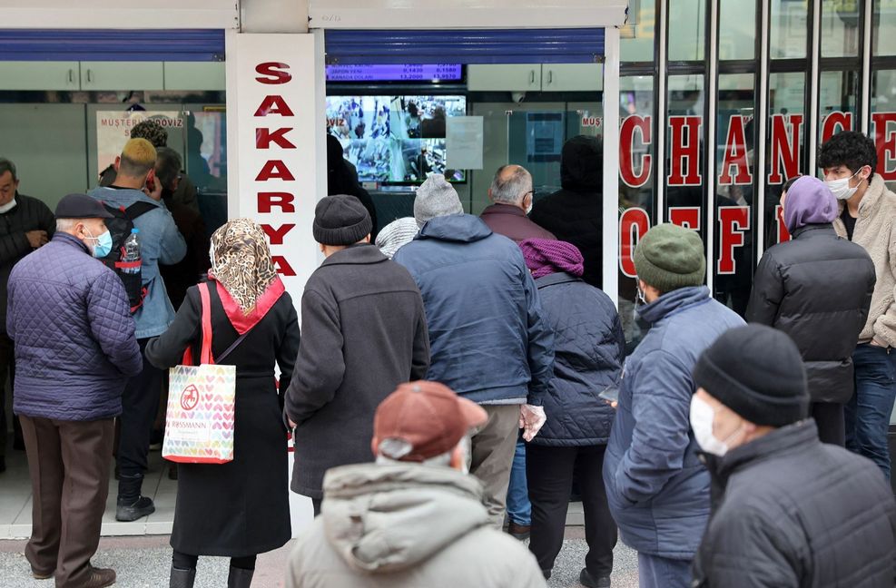In der Sakarya-Straße in  Ankara stehen Menschen vor einer Wechselstube Schlange, um die türkische Lira in Dollar oder Euro umzutauschen.
 Foto: AFP/Adem Altan