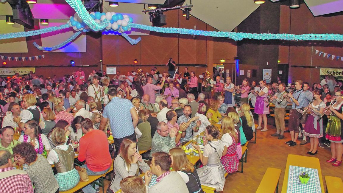 Startschuss fürs Maichinger Oktoberfest: Die Musikkapelle Maichingen beim Einmarsch ins Bürgerhaus. Bild: SDMG/Dettenmeyer