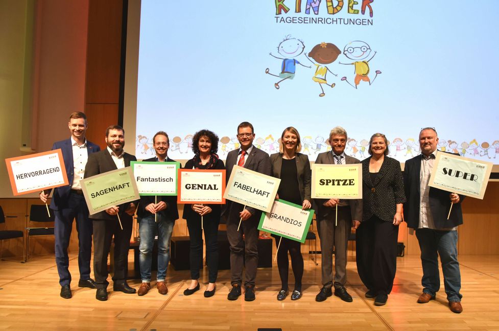Fünf Böblinger Kitas haben eine QM-Zertifizierung erhalten (von links): Erster Bürgermeister Tobias Heizmann, Benjamin Lachat, Sebastian Lehmann, Evelyn Samara, Prof. Dr. Ralf Haderlein, Anika Lienhardt, Werner Flaig, Doris Burr, Amtsleiter Klaus Feistauer.      Bild: z
