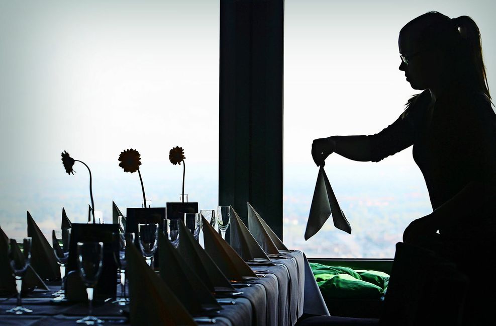 Vor allem Frauen müssen von Niedriglöhnen leben, während von den hohen Industriegehältern in erster Linie Männer profitieren.
Foto: picture alliance / dpa/S..