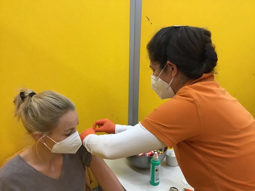 Ärztin Ruth Nahhas impfte den ganzen Dienstag die Schüler und Schülerinnen der Gotlieb Daimler Schule. Bild: z