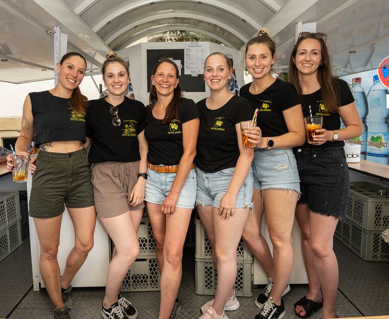 Während der Faschingszeit sind sie oft als Hexen bei Umzügen unterwegs. Beim Fleckenfest zapften die sechs Helferinnen der Narrenfreunde Heckenbeerlesgäu Bier.     Bild: Richter