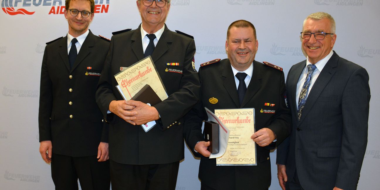 Kommandant Andreas Bauer und die beiden neu ernannten Ehrenmitglieder Linhard Bauer und Eberhard Frey. und  Bürgermeister Ekkehard Fauth (von links).  Bild:  Matthias Harr