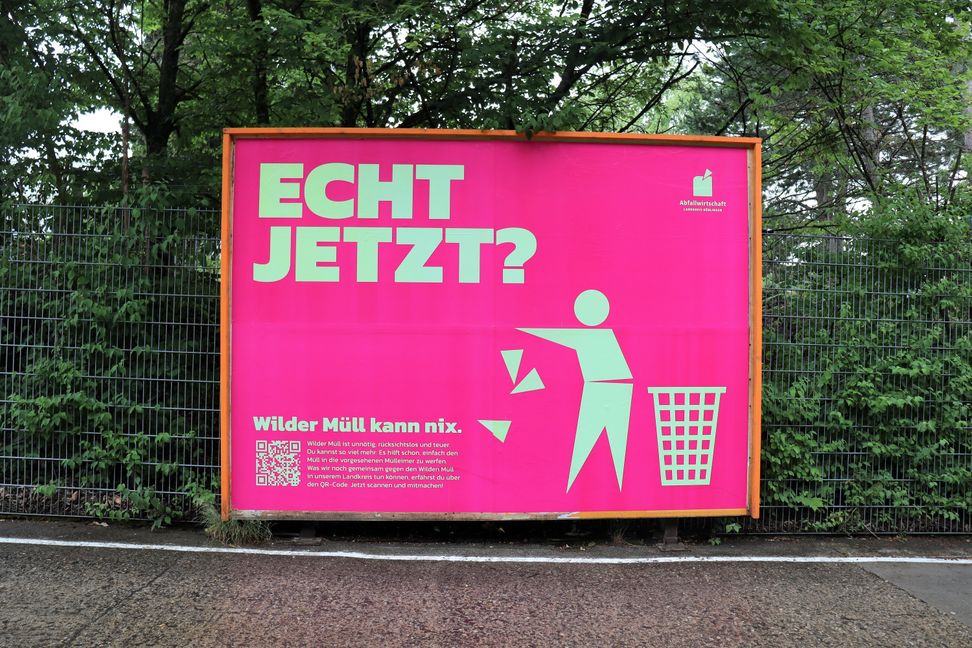 Unter anderem mit großen Plakaten will der Abfallwirtschaftsbetrieb (AWB) im Kreis Böblingen für das Thema Wilder Müll sensibilisieren.     Bild: Landratsamt Böblingen