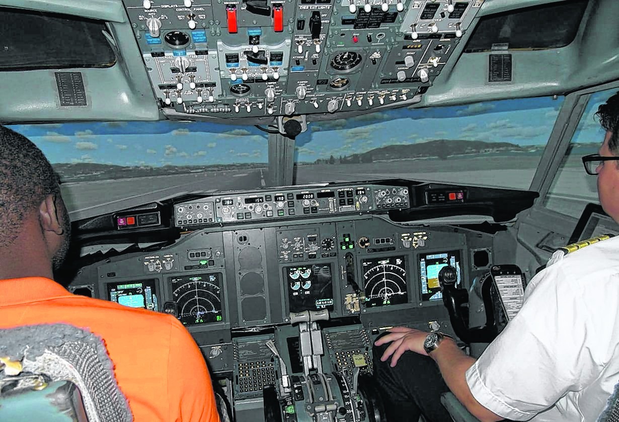 Ein Cockpit wie in einem richtigen Flugzeug. Auf dem Böblinger Flugfeld kann man sich fühlen wie ein Berufspilot. Das erlebten nun auch die Teilnehmer eines internationalen Austauschs.  Bild: Staber
