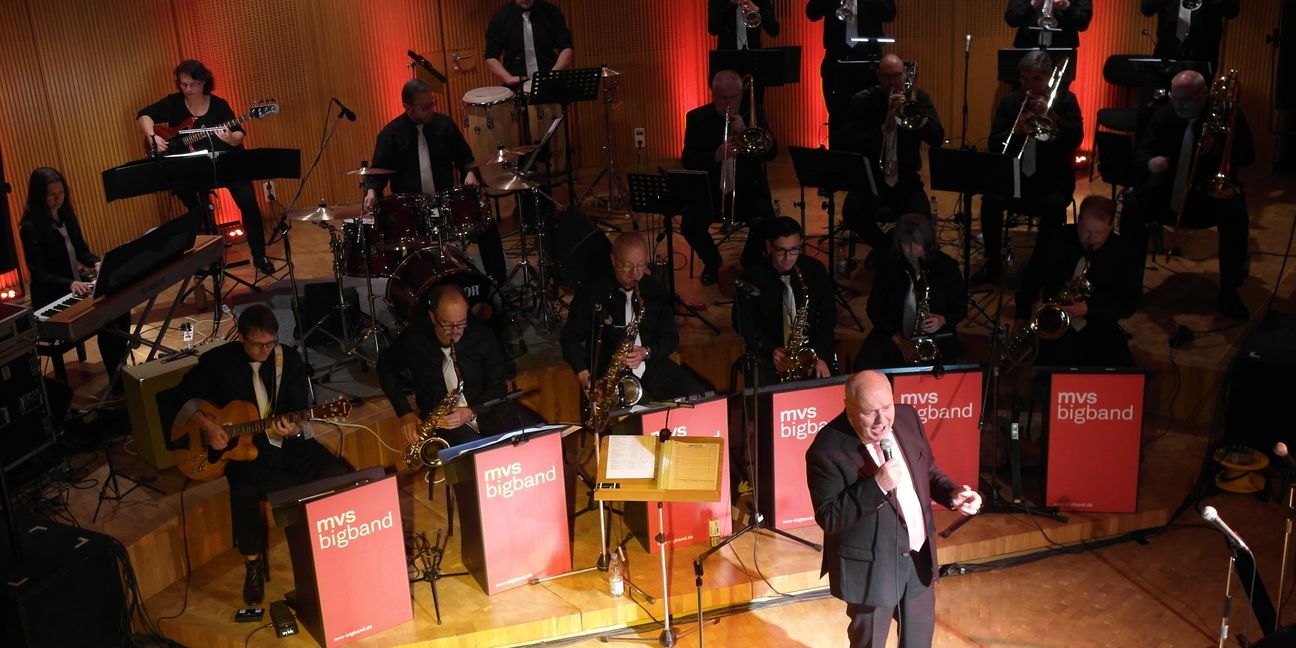 Seit 21 Jahren leitet Jörg Gebhard die Big Band vom Musikverein Stadtkapelle Sindelfingen. Neben anderen Gast-Sängern greift er auch gerne mal selbst zum Mikrophon.     Bild: Staber