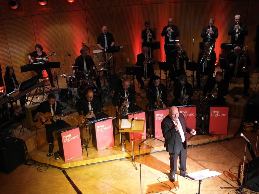 Seit 21 Jahren leitet Jörg Gebhard die Big Band vom Musikverein Stadtkapelle Sindelfingen. Neben anderen Gast-Sängern greift er auch gerne mal selbst zum Mikrophon.     Bild: Staber