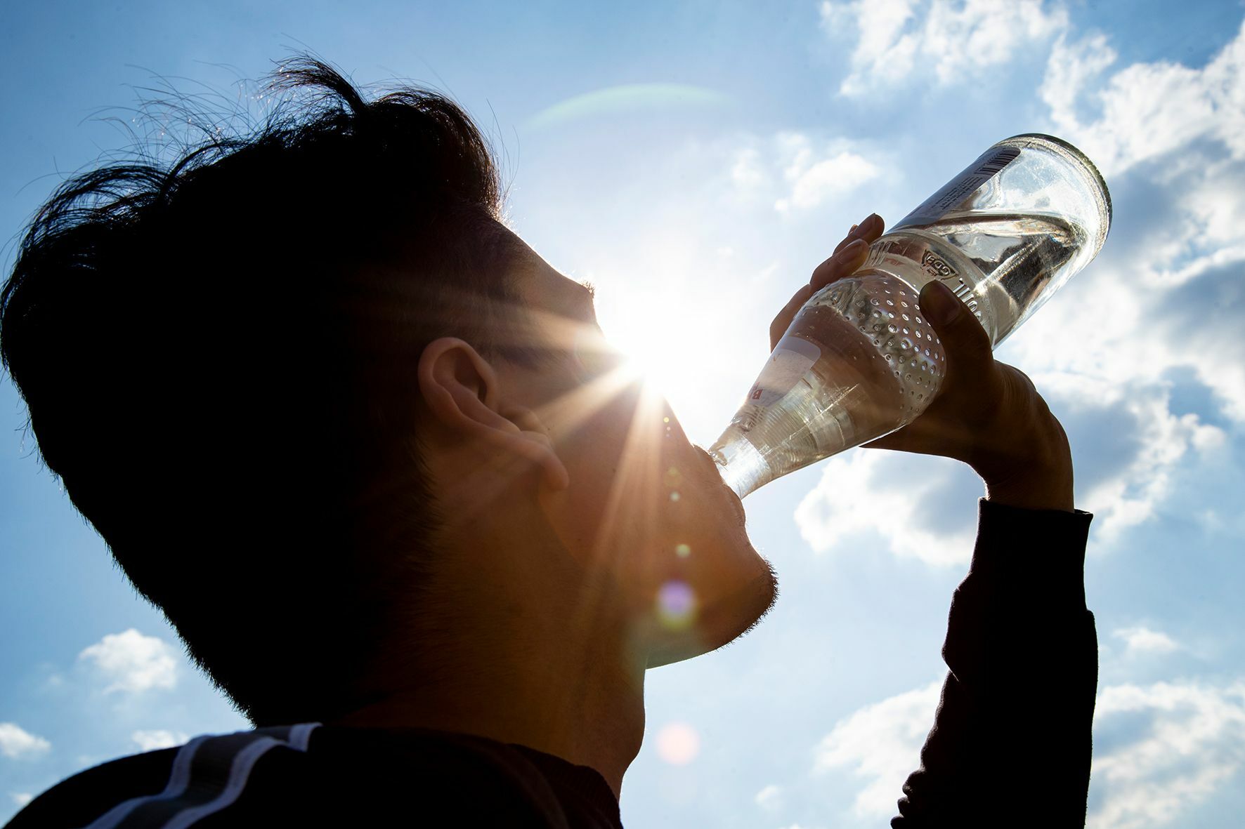 Ersetzt 37 PET-Flaschen: Die „Glasperlenflasche“ ist die am meisten verbreitete Mehrweg-Wasserflasche. Sie steht nicht nur bei der Ökobilanz ganz oben, sondern sichert auch Jobs bei Herstellern und Abfüllern.        Bild: NGG / z