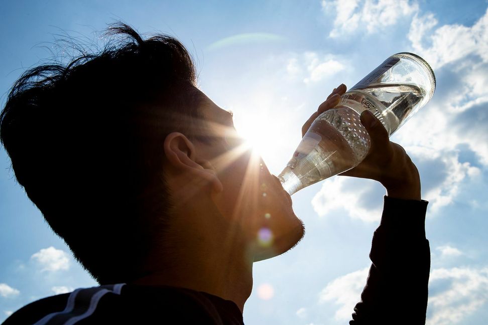 Ersetzt 37 PET-Flaschen: Die „Glasperlenflasche“ ist die am meisten verbreitete Mehrweg-Wasserflasche. Sie steht nicht nur bei der Ökobilanz ganz oben, sondern sichert auch Jobs bei Herstellern und Abfüllern.        Bild: NGG / z
