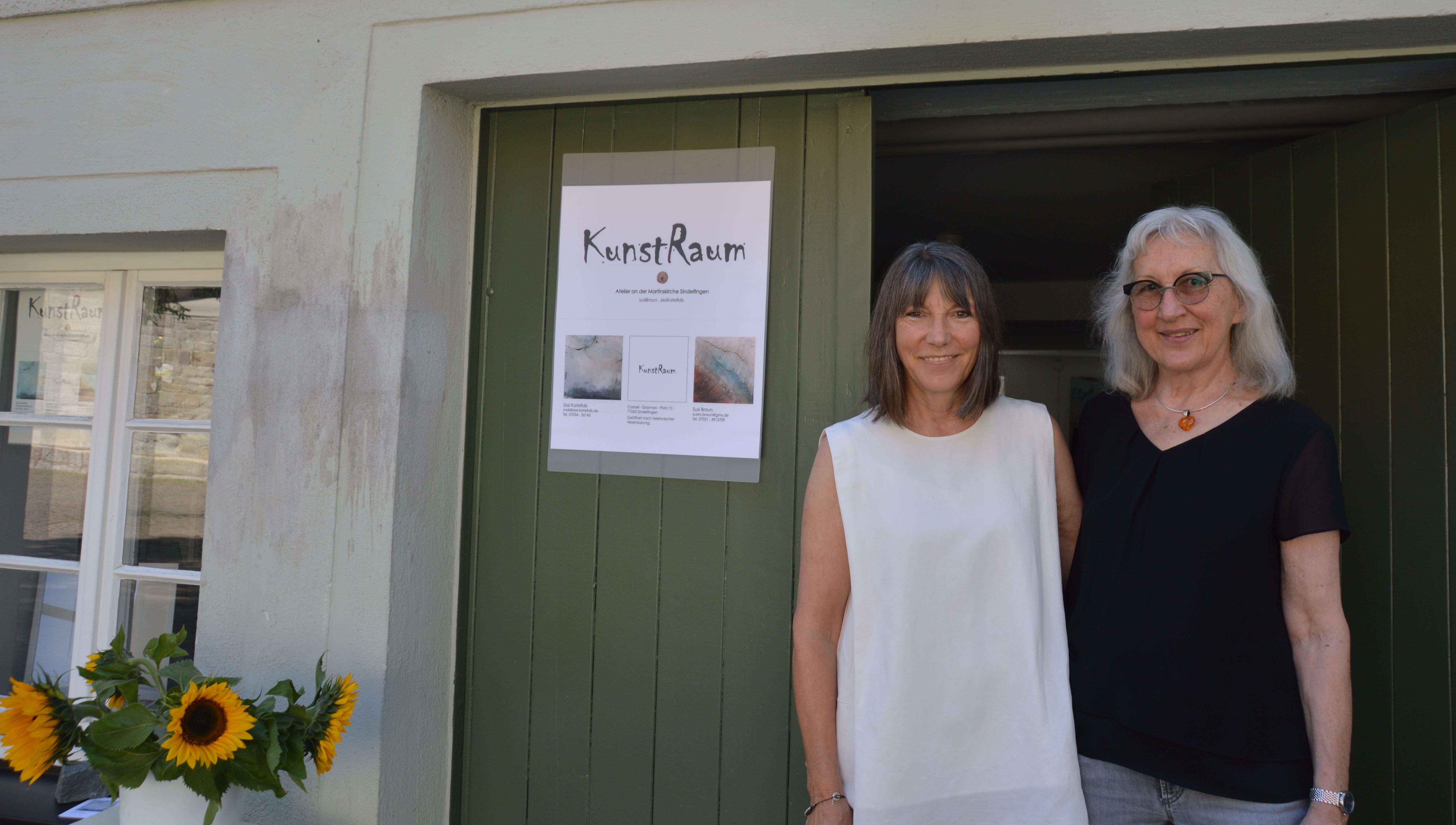 Sissi Katefidis und Susi Braun vor ihrem Atelier am Corbeil-Essonnes-Platz 10 in Sindelfingen     Bild: Gluiber