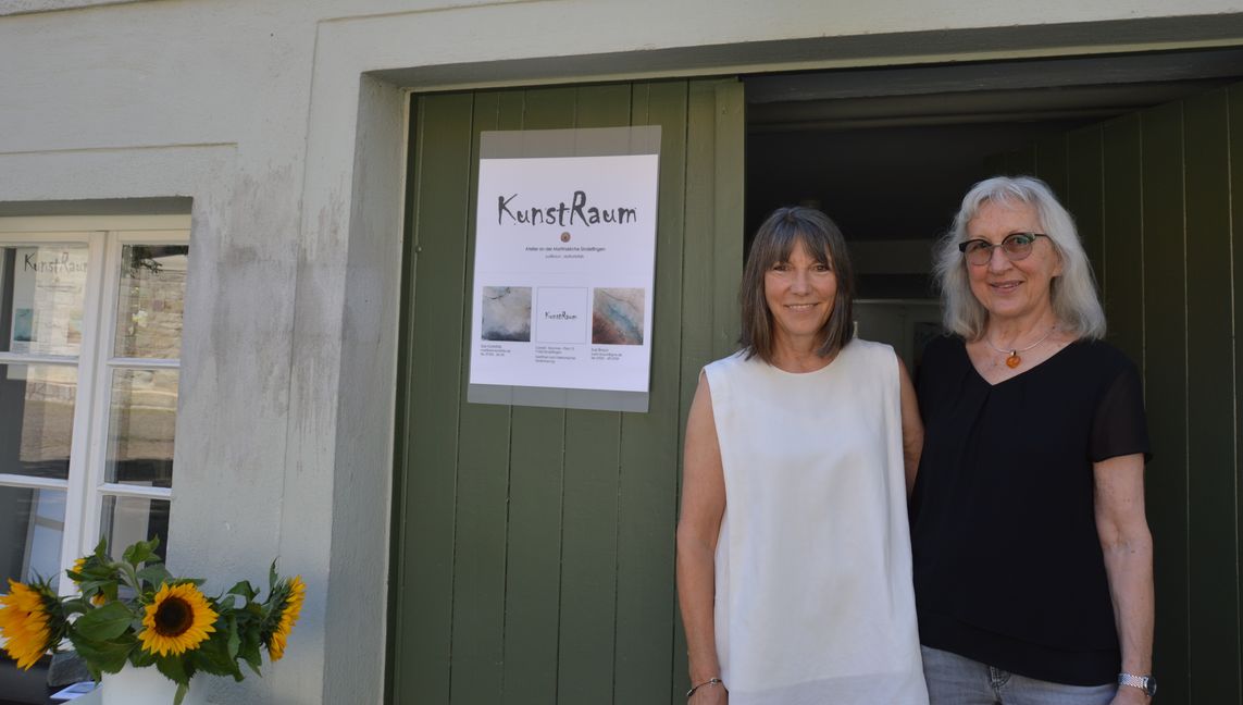 Sissi Katefidis und Susi Braun vor ihrem Atelier am Corbeil-Essonnes-Platz 10 in Sindelfingen Bild: Gluiber
