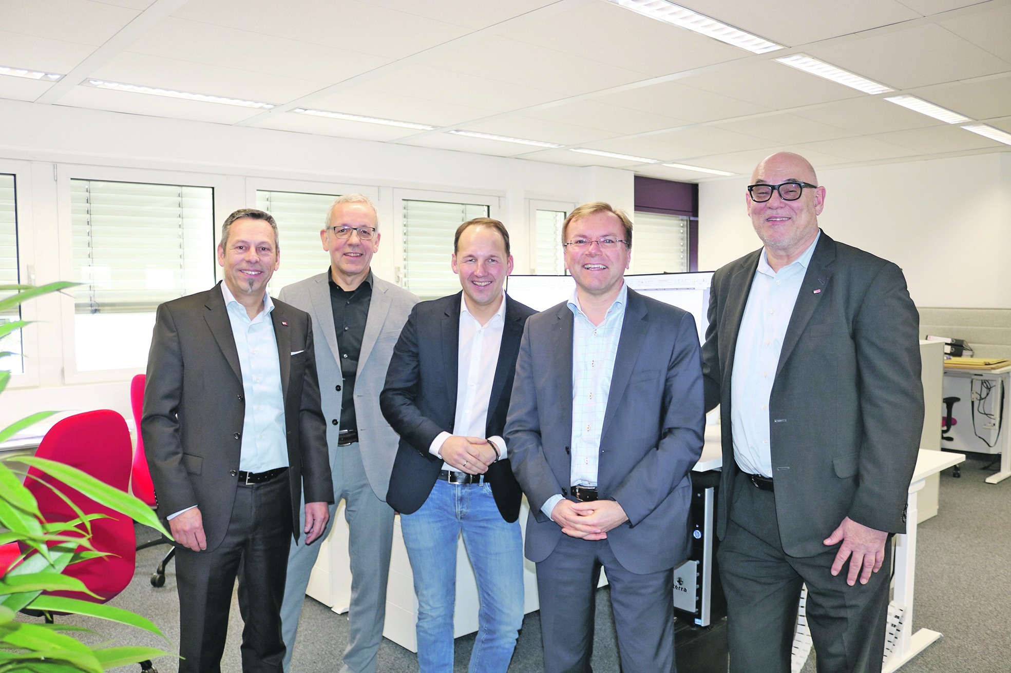 Wirtschaft und Politik im Gespräch: Die PGMM-Vorstände Peter Maag, Christoph Gingelmaier, Marc Biadacz , Paul Nemeth und Eberhard Dux, der Technische Leiter von PGMM (von links). Bild: z