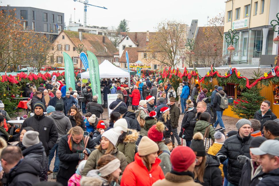 Bereits am Samstagmorgen war der Markt gut besucht.      Bild: Nüßle