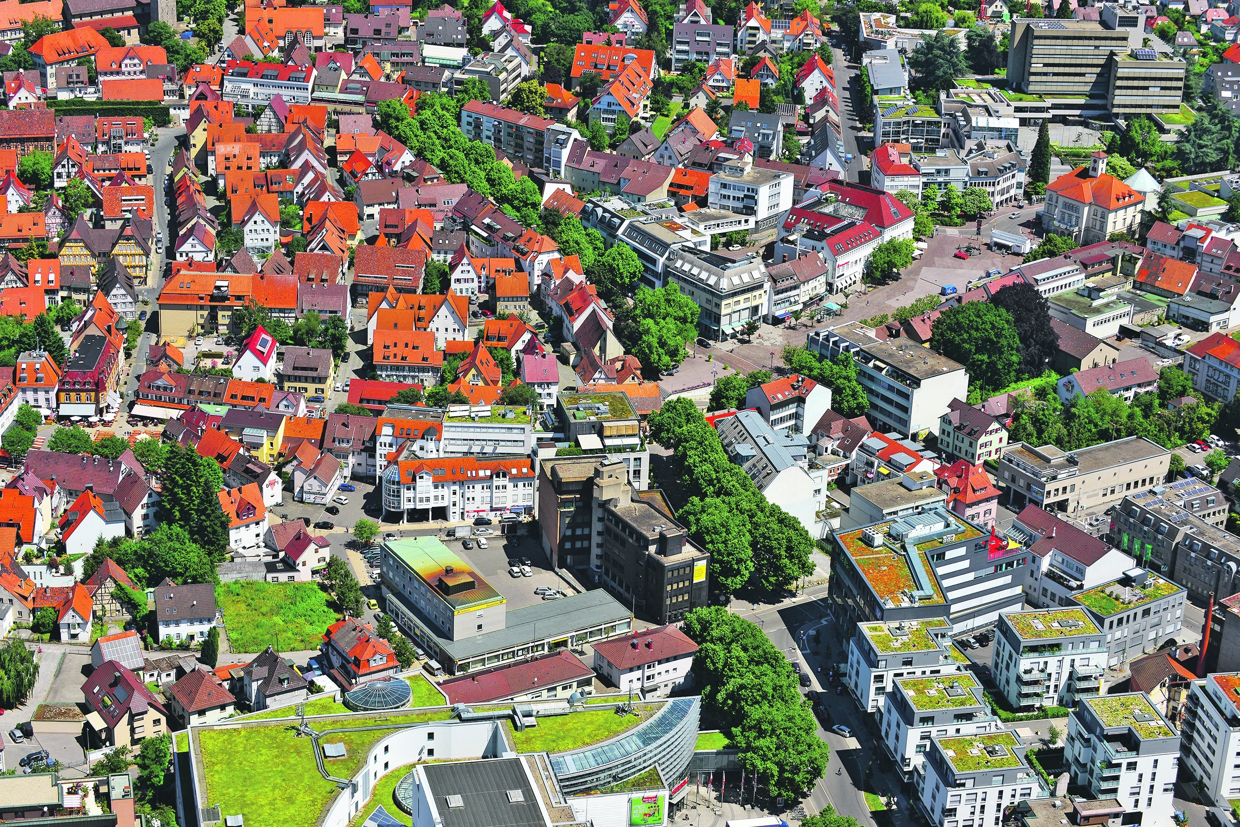 Leben und Wohnen, Arbeiten und Einkaufen, Stärkung und Belebung der Innenstadt - diese Ziele der städtebaulichen Entwicklung wurden auf dem Feger-Areal (im SZ/BZ-Bild rechts unten) zwischen Garten-, Mercedes- und Bahnhofstraße realisiert.  Bild: Stampe