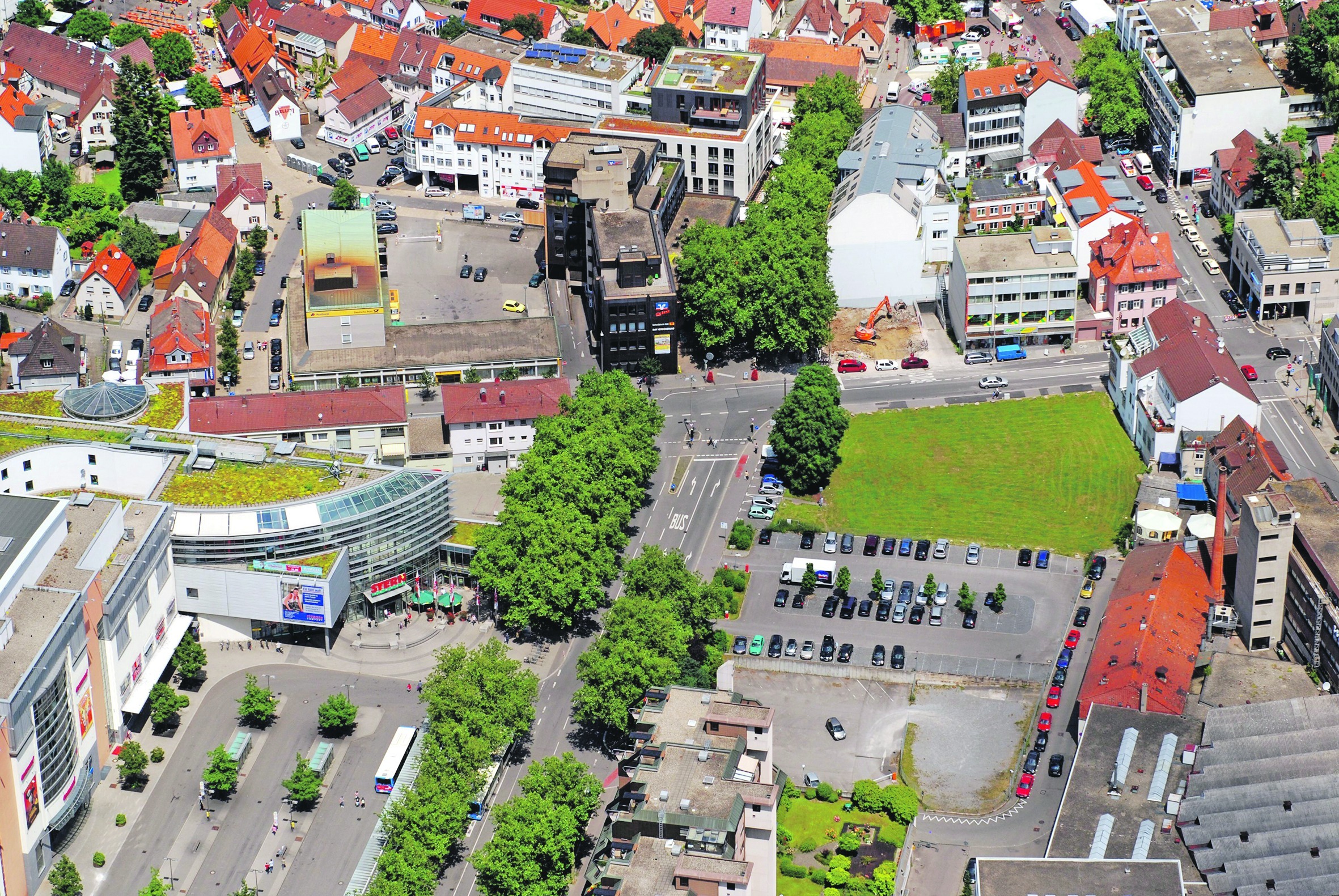 Parkplatz und Brache – so sah das Feger-Areal in der Sindelfinger Innenstadt aus der Vogelperspektive vor der Bebauung des Quartiers F mit Büros, Bank und Wohnungen aus. Bild: Stampe/A