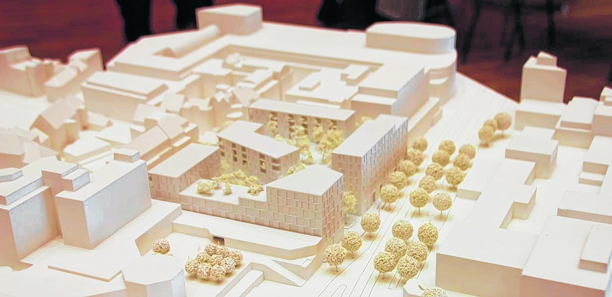 So sieht der Blick ins Tal künftig ungefähr vom Schlossberg aus. Der Nachfolgebau des City-Centers ist mehrfach gegliedert und bietet einen breiten Durchgang zwischen Wolfgang-Brumme-Allee und Olgastraße. Bild: Jung