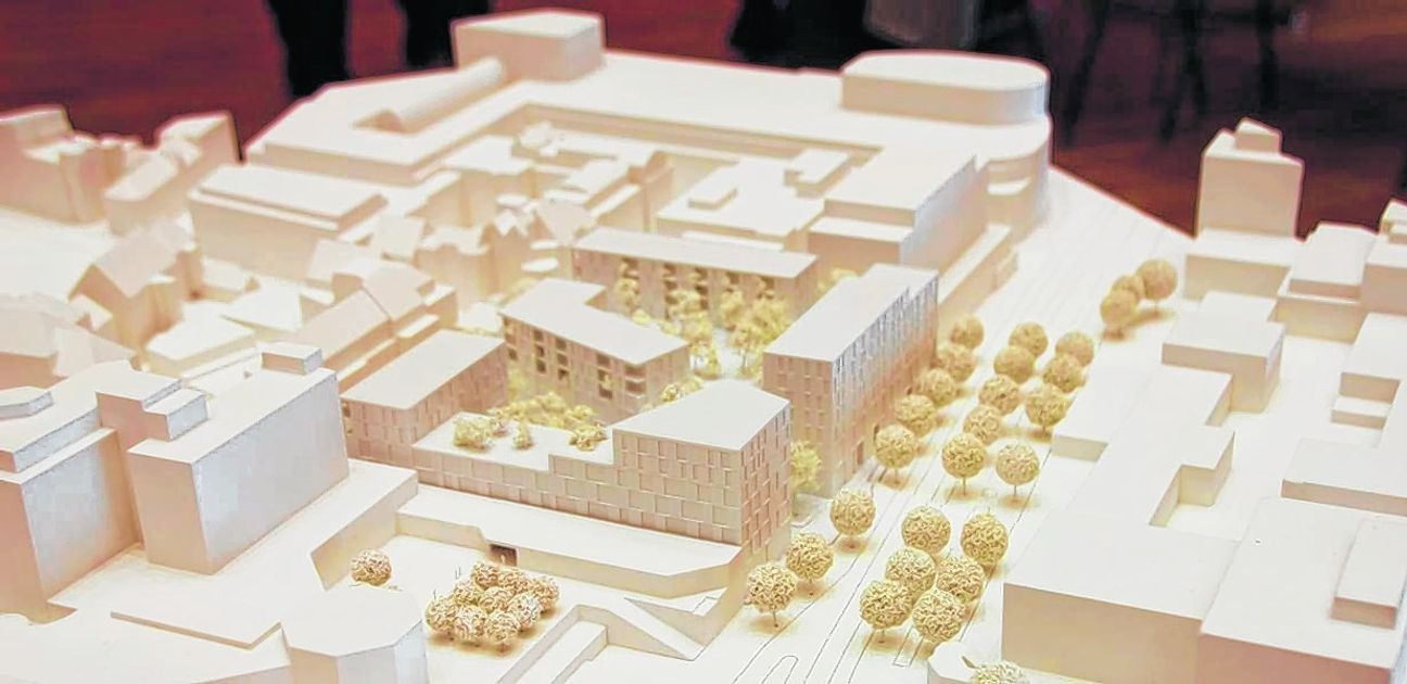 So sieht der Blick ins Tal künftig ungefähr vom Schlossberg aus. Der Nachfolgebau des City-Centers ist mehrfach gegliedert und bietet einen breiten Durchgang zwischen Wolfgang-Brumme-Allee und Olgastraße. Bild: Jung