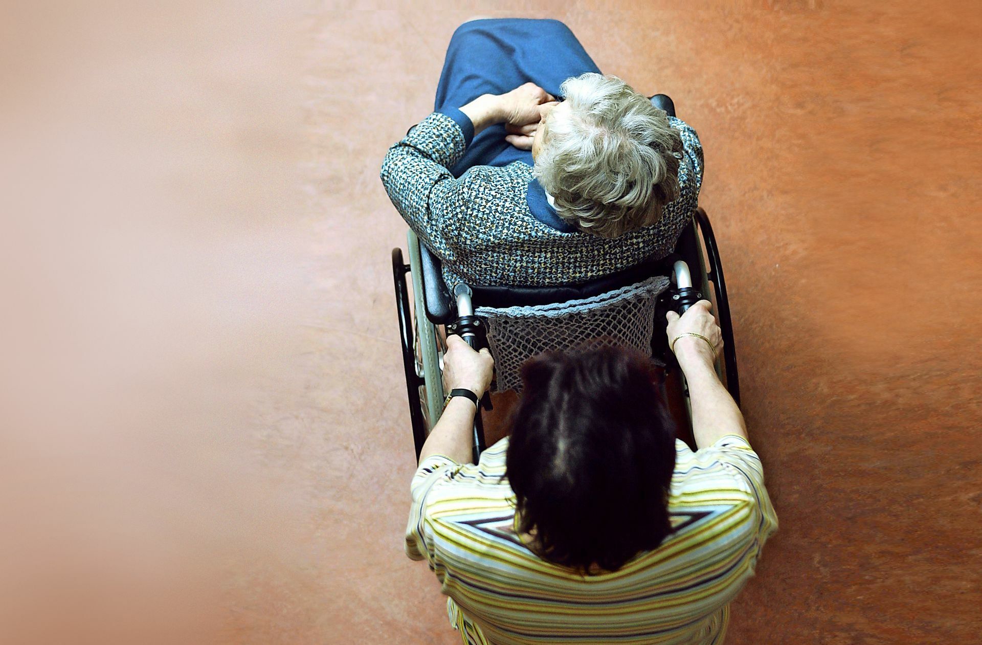 Wer im Pflegeheim wohnt, muss oft selbst für bestimmte Kosten aufkommen, weil die Pflegeversicherung diese nicht übernimmt.