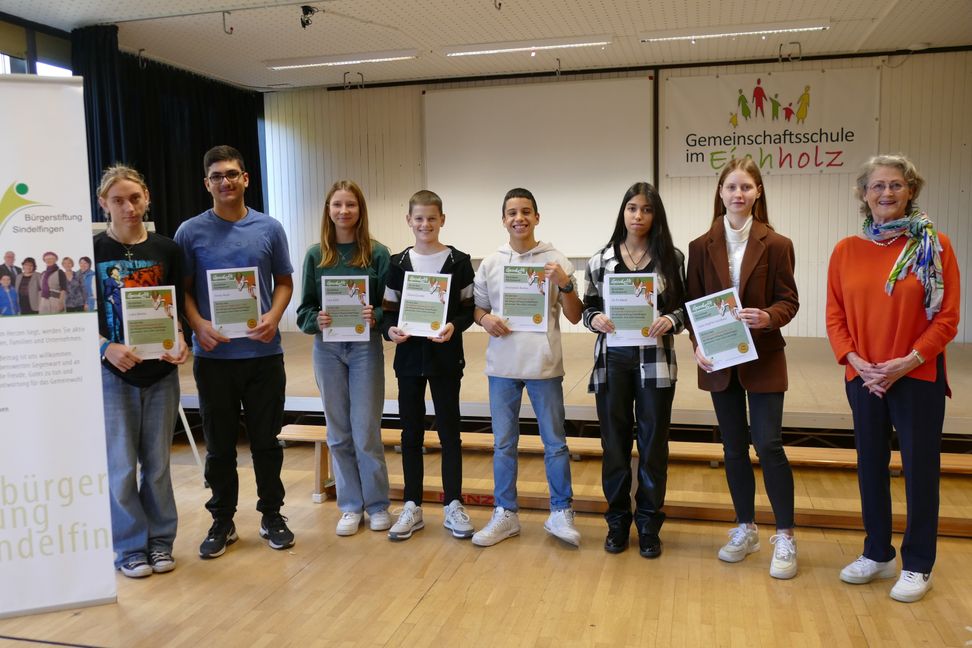 Auf unserem Foto (von links): Luka Matic (Goldberggymnasium), Feraz Nasli (Goldberggymnasium), Lisa Dold (Kolping-Gymnasiumsstufe), David Gundel (Kolping-Gymnasiumsstufe), Aristotelis Raidos (Kolping-Gymnasiumsstufe), Lin El-Abed (Realschule Klostergarten), Julia Sophie Jusztusz (Mildred-Scheel-Gymnasium) und Ingrid Bitter (Bürgerstiftung) - zwei Schüler fehlten beim Fototermin.    BIld: Lück
