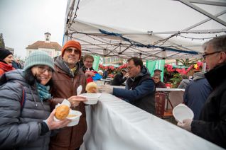 Gertrud und Herbert Osterrieder kommen seit vielen Jahren zum Erbseneintopfessen und sind der Meinung: "Es schmeckt wieder sehr lecker." Die Redakteure Tim Schweiker (Mitte) und Roman Steiner (ganz rechts) haben gut zu tun.   Bild: Nüßle