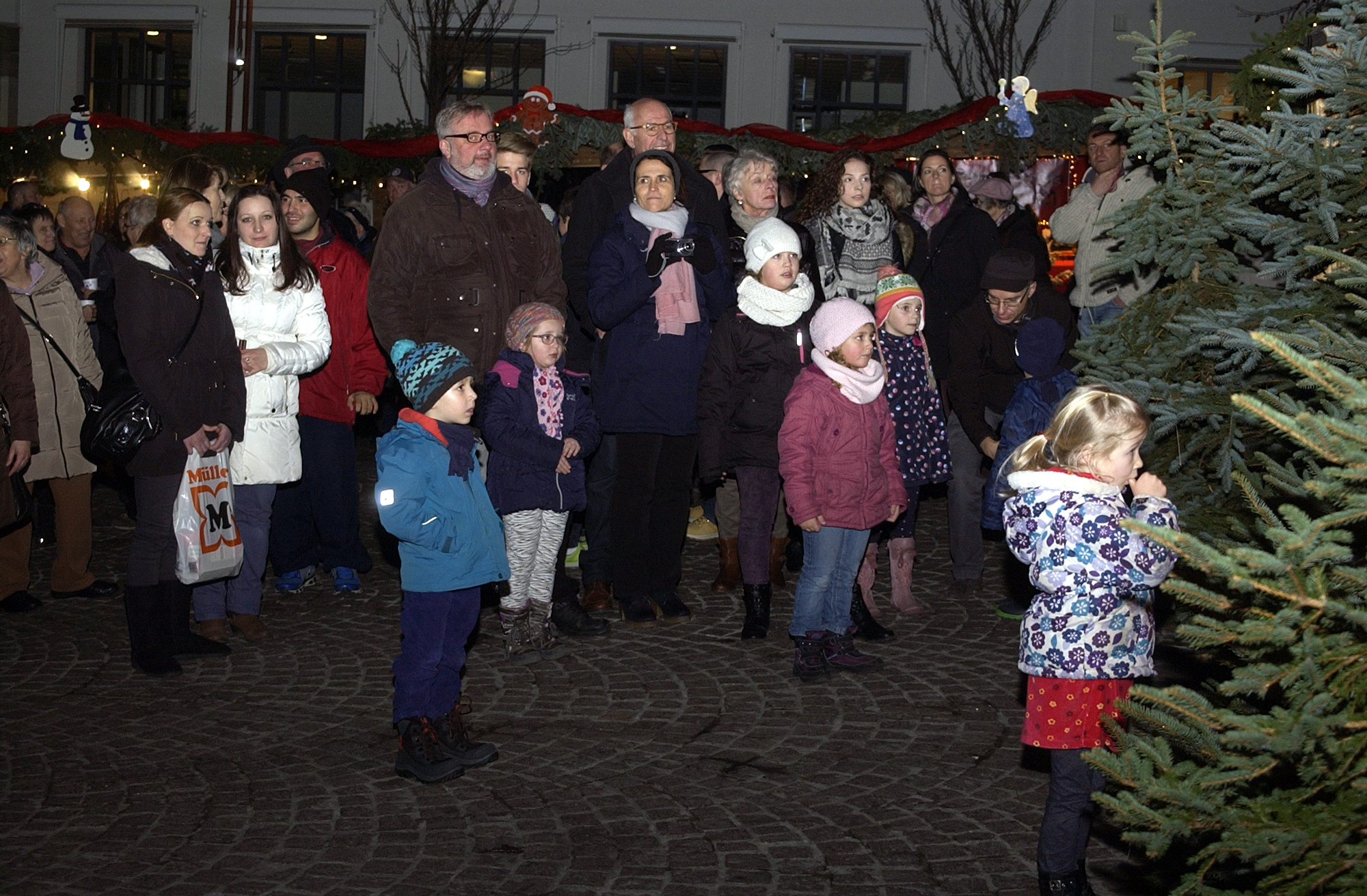 Schon zur Eröffnung gestern abend war ganz schön was los. Noch bis Sonntagabend ist der Sindelfinger Weihnachtsmarkt auf dem Marktplatz ein Anziehungspunkt für Groß und Klein, für Jung und Alt.	 (Bild: Mössinger+Brantsch)