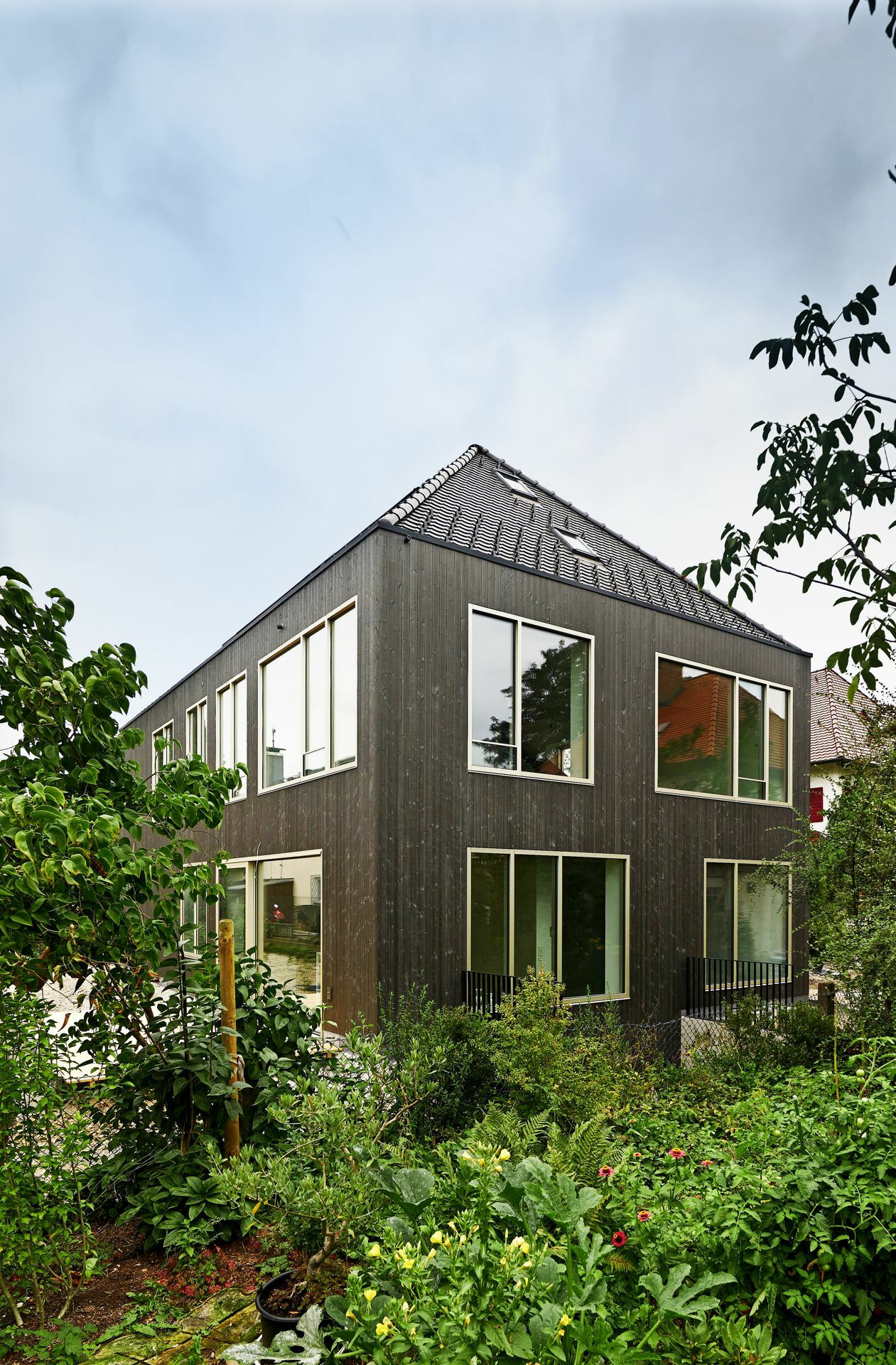 Der Architekt Stephan Rauch von Studio Rauch Architektur entwarf dieses mehrfach preisgekrönte Einfamilienhaus in Landsberg am Lech, eine Stadt mit schöner historischer Altstadt, zwischen Augsburg und München gelegen. Neun Personen teilen sich 250 Quadratmeter Wohnfläche.
 Foto: Claudius Müller