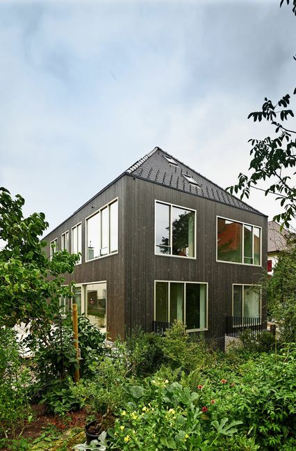 Der Architekt Stephan Rauch von Studio Rauch Architektur entwarf dieses mehrfach preisgekrönte Einfamilienhaus in Landsberg am Lech, eine Stadt mit schöner historischer Altstadt, zwischen Augsburg und München gelegen. Neun Personen teilen sich 250 Quadratmeter Wohnfläche.
 Foto: Claudius Müller