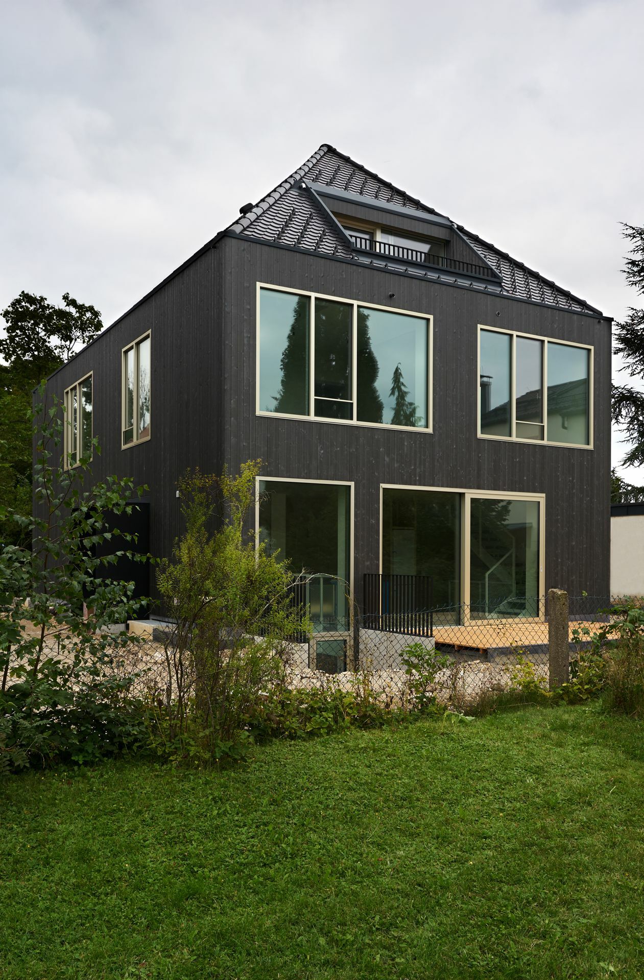 Das Grundstück ist 500 Quadratmeter groß. In dem Haus, das in Ziegelbauweise errichtet wurde, wohnt der Architekt mit seiner Familie, den Schwiegereltern und der Familie seines Schwagers.
 Foto: Claudius Müller