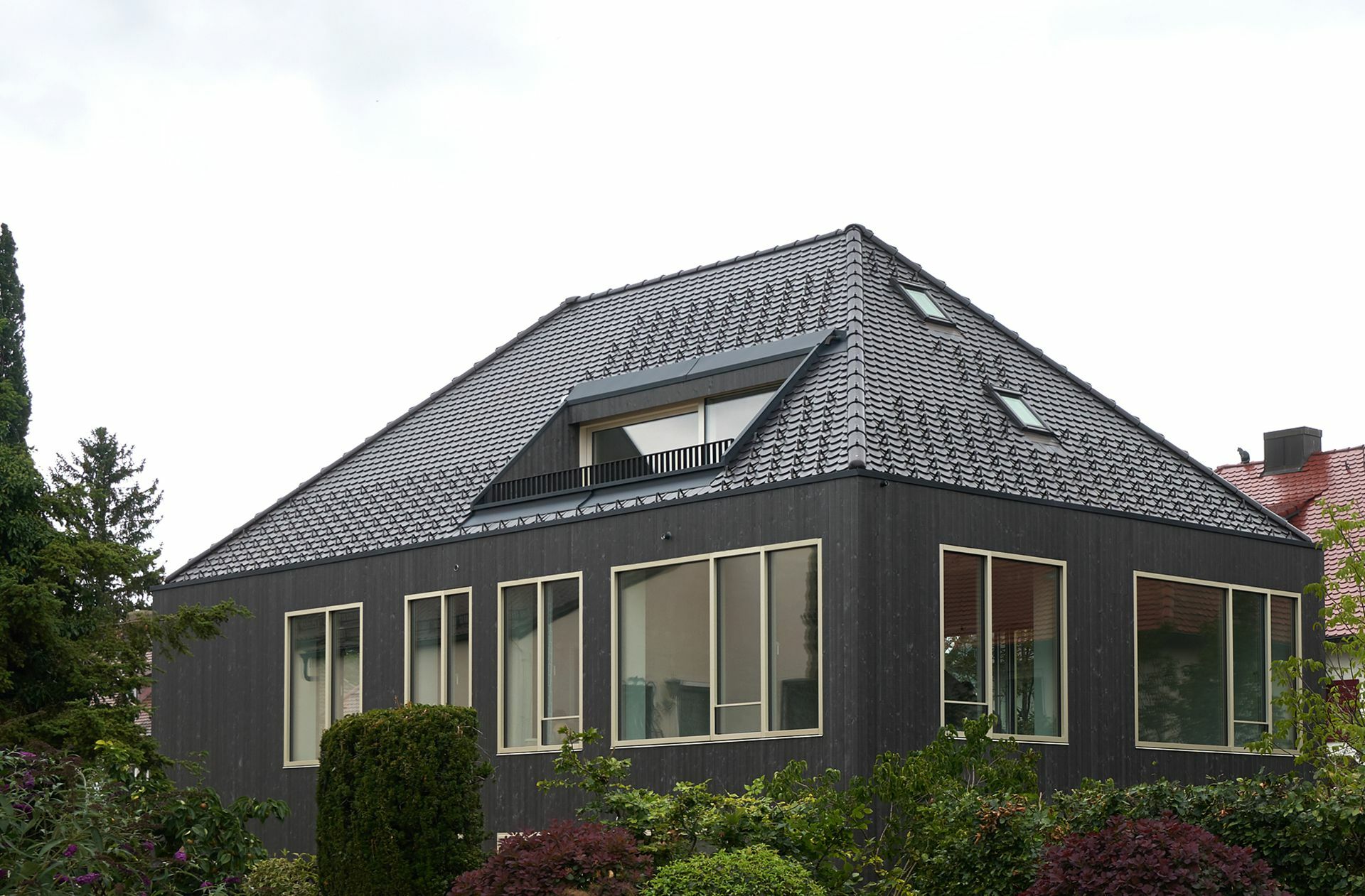 Walmdach mit Biberschwanzeindeckung. Auffällig sind auch die eleganten Fenster  . . .
 Foto: Claudius Müller