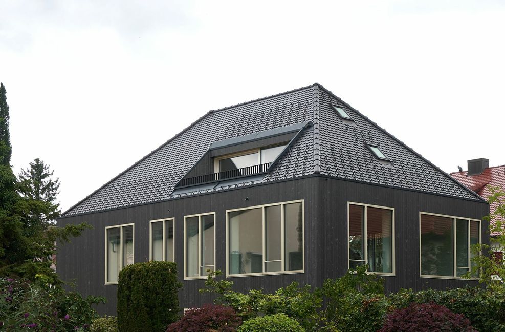 Walmdach mit Biberschwanzeindeckung. Auffällig sind auch die eleganten Fenster  . . .
 Foto: Claudius Müller