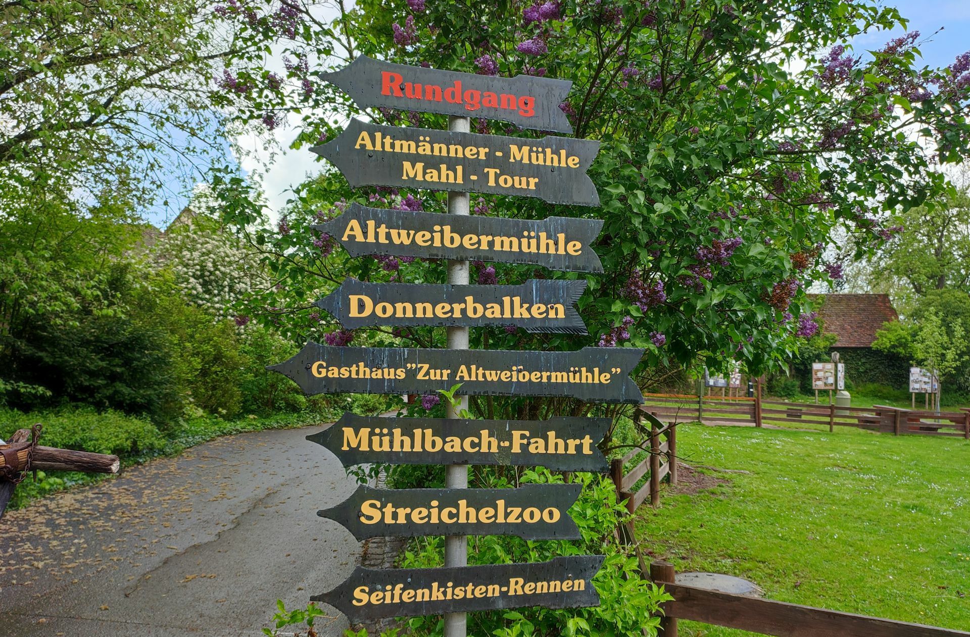 Außerdem gibt es neben der Altweibermühle auch eine Altmännermühle – zur Gleichberechtigung.