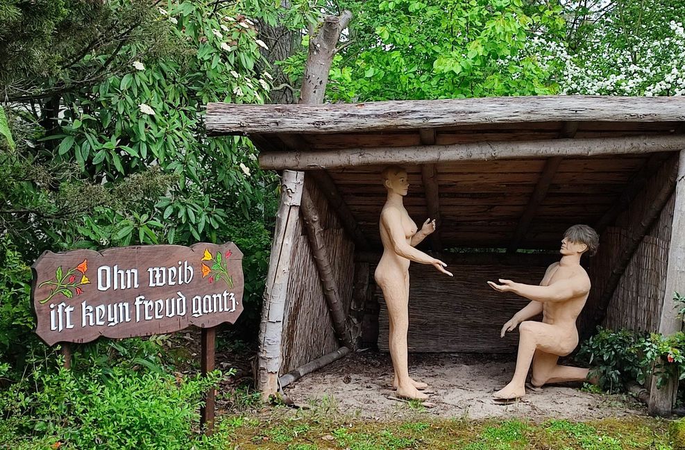 Bei Adam und Eva sind sich Tripsdrill und Gerd Bohner einig: Die beiden dürfen nackt sein. Nur den Spruch auf dem Schild findet Bohner nicht angemessen. Der sei nämlich scheinbar wohlwollend, aber im Kern setze er Frauen herab.