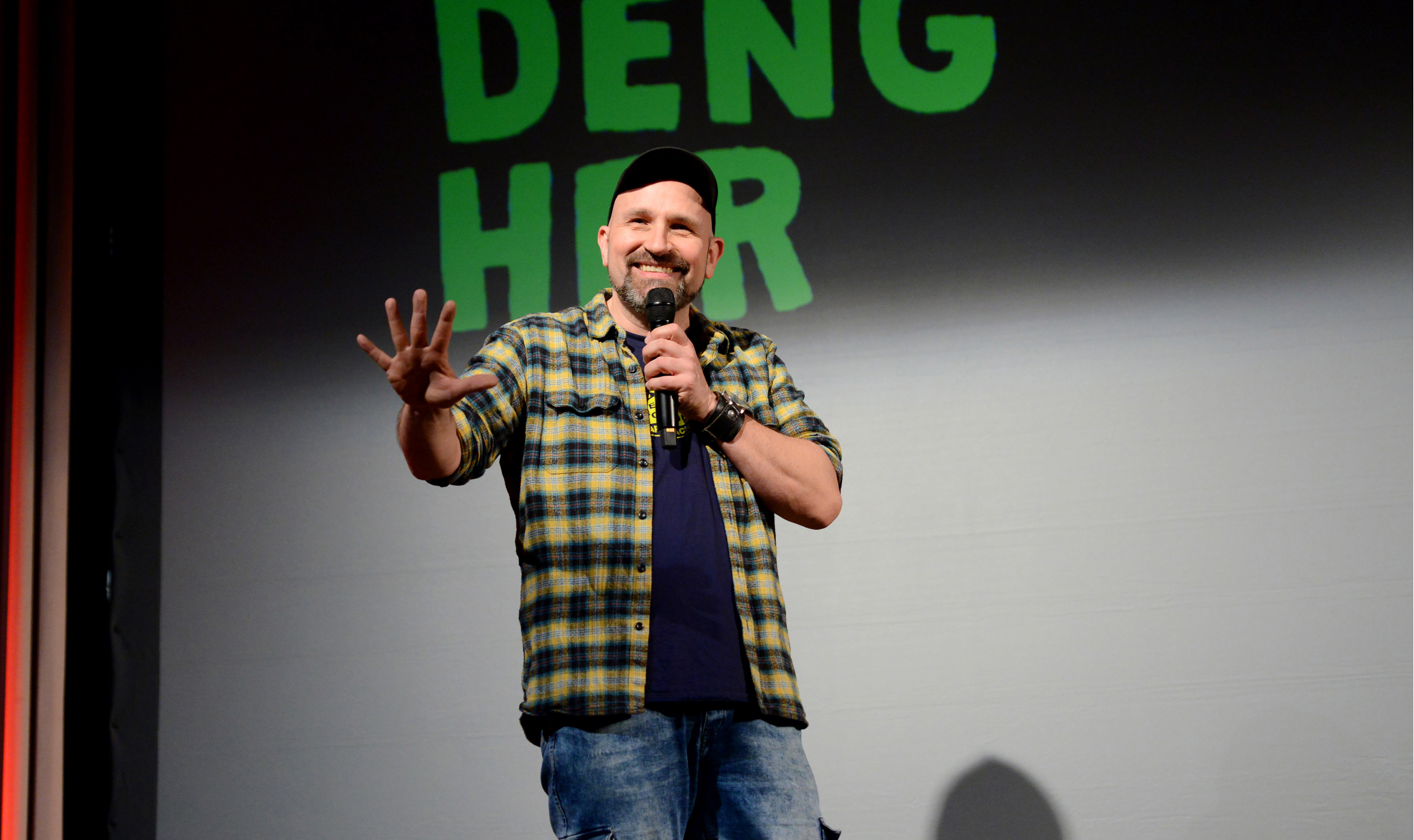 Der Reutlinger Dominik Kuhn alias Dodokay hat mit seinem Programm „Vom Deng her“ gut 450 Besucher in die Stadthalle Sindelfingen gelockt. Ausverkauft.    Bild: Marc Kleindienst