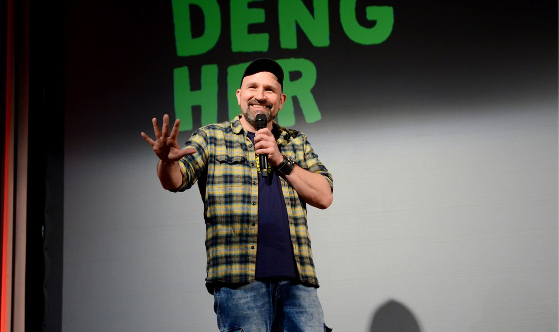 Der Reutlinger Dominik Kuhn alias Dodokay hat mit seinem Programm „Vom Deng her“ gut 450 Besucher in die Stadthalle Sindelfingen gelockt. Ausverkauft.    Bild: Marc Kleindienst