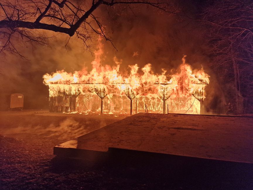 Die Magstadter Blockhütte brennt lichterloh. Bild: Feuerwehr Magstadt