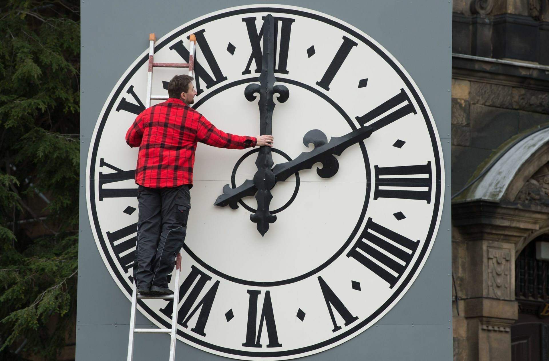 Zweimal im Jahr muss an der Uhr gedreht werden – an der Zeitumstellung scheiden sich die Geister.
Foto: Sebastian Kahnert / dpa